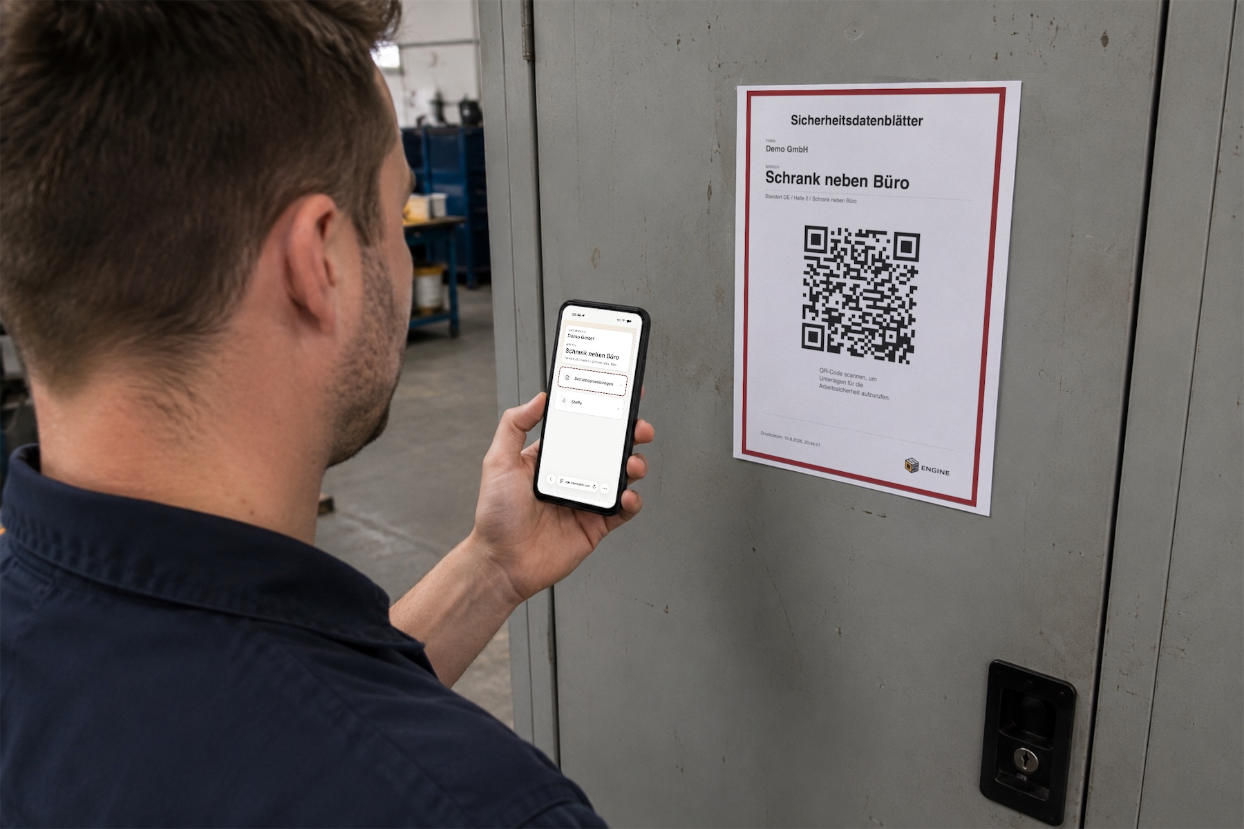 Aushang mit QR-Code an einem Gefahrstoffschrank, daneben das Handy mit der Bereichsansicht